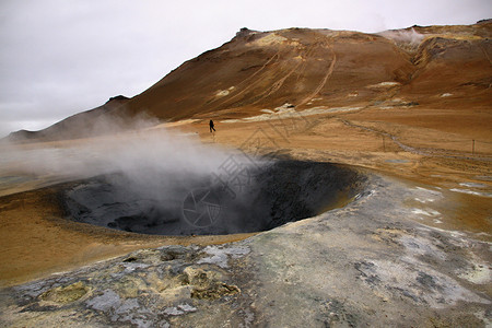 火山喷发山脉流动蓝色火山水池房子沸腾建筑地面地质学背景图片