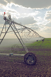 农田喷灌器夏天环境高清图片