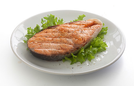 烤鲑鱼牛排海鲜绿色红色炙烤盘子香料鳟鱼草药白色食物背景