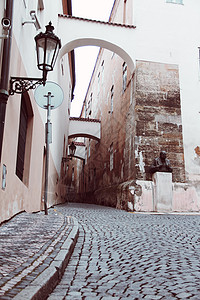 布拉格街石头行人建筑胡同城市拱道灯笼房子背景图片