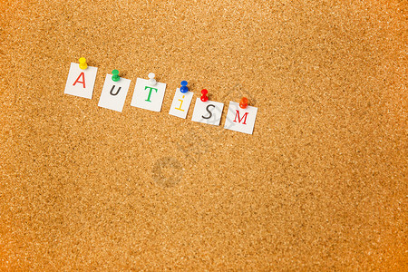 自闭症卡在软木板上健康状况宣传自闭症综合症别针信件高清图片