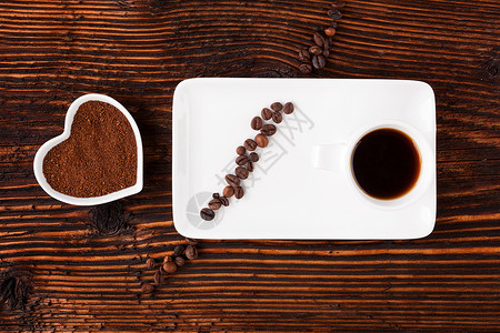 咖啡时间桌子白色棕色托盘豆子乡村杯子心形背景图片