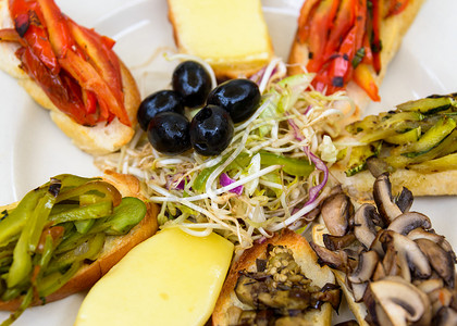 蔬菜板健康面包绿色红色胡椒拼盘午餐高架盘子沙拉背景图片