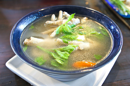 鸡脚在碗里的鸡脚和辣汤 泰国菜高清图片