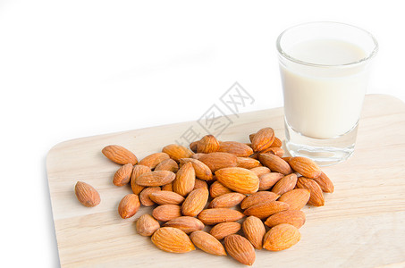 杏仁牛奶和杏仁放在玻璃杯中棕色饮料白色食物玻璃字母液体坚果奶制品牛奶背景图片