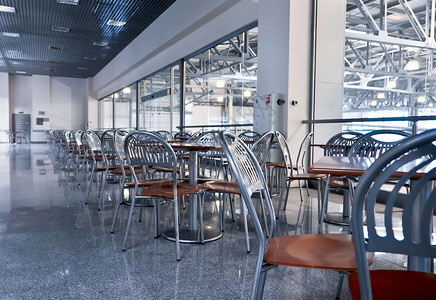 在快餐咖啡厅里有很多椅子和桌子午餐票价餐厅玻璃工作蓝色大厅房间烹饪地面背景图片