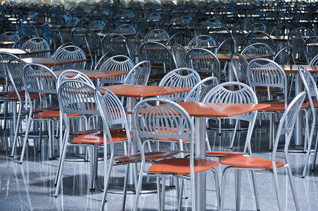 在快餐咖啡厅里有很多椅子和桌子房间咖啡店食物工作蓝色案件窗户托盘柜台自助餐背景图片