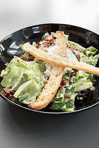 Caesar 沙拉盘子蔬菜信标猪肉营养生菜小吃美食凯撒沙拉高清图片素材