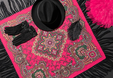 时装服装的时装套装 毛巾 帽子和手套黑色羊毛衣服羊绒创造力购物配件粉色羽毛头巾背景图片