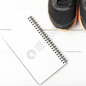 运行鞋子和笔记本运动电脑木头竞赛饮食记事本跑步活动重量训练背景图片