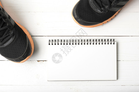 运行鞋子和笔记本健身房瓶子记事本重量锻炼木头电脑运动训练跑步背景图片