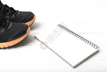 运行鞋子和笔记本竞赛运动训练电脑跑步记事本锻炼白色活动健身房背景图片