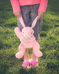 年轻女孩在外面玩耍情绪玩具孩子们玩具熊娃娃小学裁剪年龄小女孩凉鞋背景图片