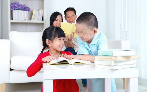 亚洲家庭教育爱好儿子母性成年人父母学习女孩微笑父亲背景图片