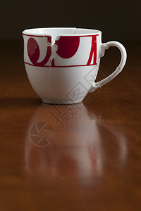 欧洲风格的破碎咖啡杯合在一起白色红色咖啡背景图片
