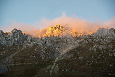 美丽的山地风景爬坡生物圈天空岩石路线植物群石头冰川旅游植被背景图片