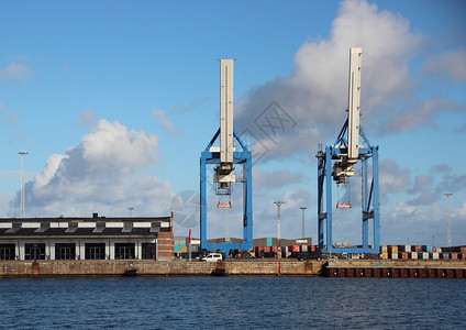 与水阵线在港口码头的集装箱起重车卸下高清图片素材