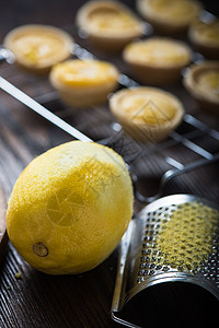 木板上的柠檬和奶油小果子美食黄色乡村食物木头甜点盘子装饰勺子香橼背景图片