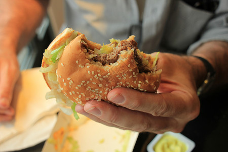 超大食物素材男人拿着汉堡包晚餐薯条饮食国王膳食面包营养午餐黑芝麻包子背景