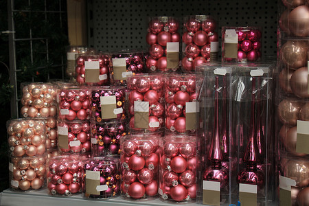 粉红圣诞礼服玻璃购物装饰品店铺饰品零售白色季节性背景图片