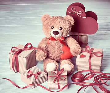 泰迪熊爱 的情人节 木头上的吉夫特盒子红色手工夫妻婚姻卡片家庭婚礼展示丝带毛毡背景图片