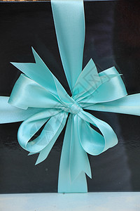 带蓝色丝带的礼品盒礼物黑色婚礼惊喜生日礼物盒子蝴蝶结圣诞礼物结婚礼物展示背景图片