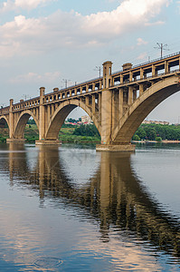 沿河的铁路和铁路两极分桥地标建筑天空运输城市蓝色快手旅行背景图片