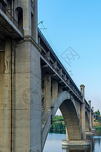 沿河的铁路和铁路两极分桥旅行建筑城市快手蓝色运输天空地标背景图片