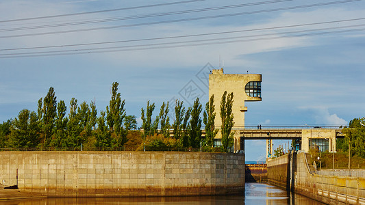 一条通航河流的锁反射运河建筑学旅游货物水路血管渠道巡航货运背景图片
