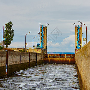 一条通航河流的锁商业货物历史网关货运导航运输巡航建筑学旅行背景图片