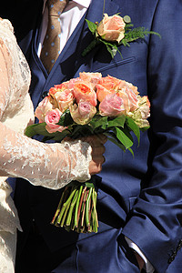 新娘抱着她的花束已婚白色婚姻女士绿色捧花玫瑰裙子婚礼套装背景图片