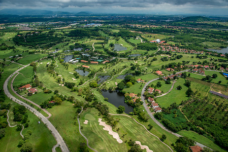 高尔夫课程空中摄影天线球道绿色树木白色背景图片
