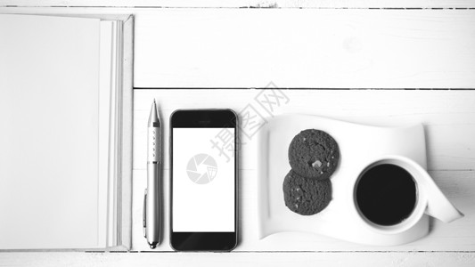 咖啡杯加饼干 手机加笔记本 笔黑和随心所欲眼镜咖啡网络办公室电话细胞钥匙杯子桌子工作背景图片