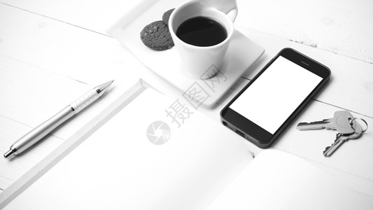 咖啡杯加饼干 手机 笔记本和主要黑白co眼镜钥匙工作电话咖啡办公室桌子细胞杯子网络背景图片