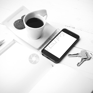 咖啡杯加饼干 手机 笔记本和主要黑白co钥匙咖啡电话眼镜办公室工作桌子细胞杯子网络背景图片