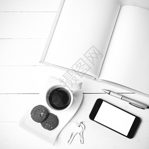 咖啡杯加饼干 手机 笔记本和主要黑白co网络电话桌子钥匙眼镜工作杯子细胞咖啡办公室背景图片