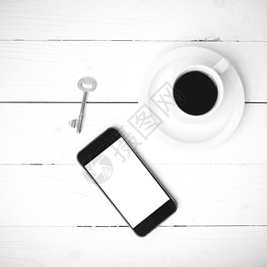 配有电话和黑白主要颜色的咖啡杯笔记本网络细胞办公室桌子咖啡杯子钥匙工作眼镜背景图片