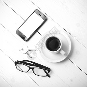 含电话 眼镜和主要黑白颜色的咖啡杯笔记本桌子细胞咖啡杯子办公室网络工作钥匙背景图片