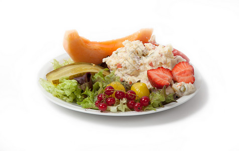 Snack时间  观察俄罗斯沙拉在白色盘子上的景象食物火腿阴影蔬菜美食浆果土豆烹饪课程新年草莓高清图片素材