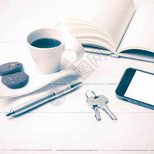 配有饼干 手机 笔记本和主要古董风格的咖啡杯工作杯子桌子眼镜咖啡钥匙细胞办公室网络电话背景图片