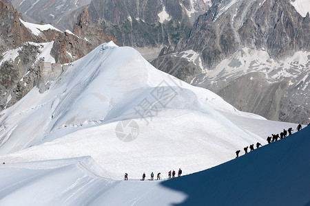 夏季阿尔卑斯山冰川游客吸引力天空假期白色旅游蓝色背景图片