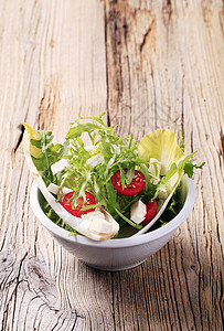 浅色沙拉伴奏小吃火箭木头食物营养树叶蔬菜背景图片