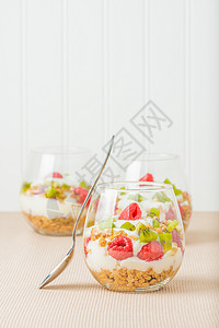 格拉诺拉酸奶和水果高清图片