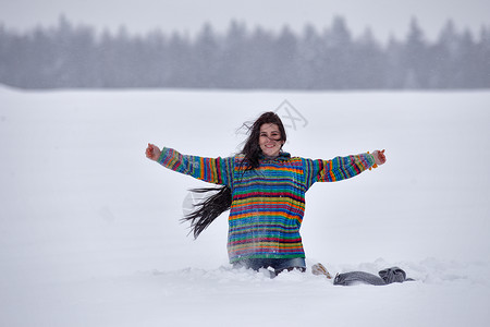 漫天皆白穿着毛衣的漂亮女孩 在冬季散步 白俄罗斯场地森林女性头发旅行栗色草地女孩远足手套背景