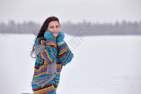 漫天皆白穿着毛衣的漂亮女孩 在冬季散步 白俄罗斯女性手套旅行远足栗色套衫外套长发围巾草地背景