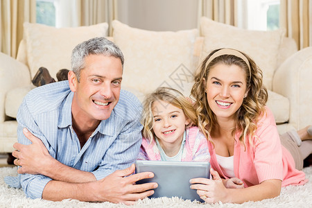 幸福的一家人坐在一起爸爸滚动触摸屏男人家庭女性药片电脑平板男性父亲高清图片素材