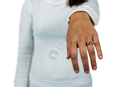 戴戒指的妇女中间部分图片