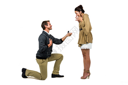 向合作伙伴提供订婚戒指的男子背景图片