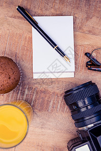 编辑蛋糕素材杯子蛋糕和饮料 在桌上用摄像头加注纸背景
