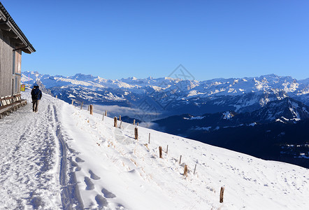 雪山和蓝天空的雪路;Rigi Kulm高清图片